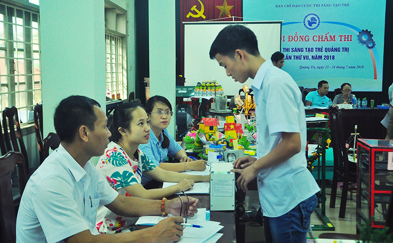Lê Văn Minh đến với cuộc thi “Sáng tạo trẻ Quảng Trị” với sản phẩm chuông chống trộm
